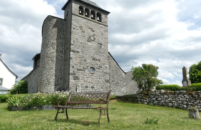 Kirche von Vitrac in Viadène mit Blick auf Bildnachweis S. Dijols