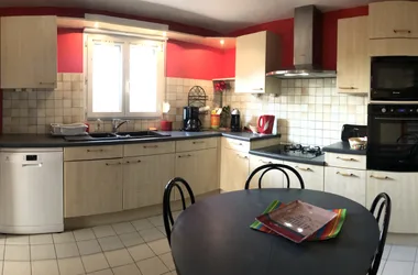 Küche im Ferienhaus O Relais des Gardes in Bouvesse-Quirieu – am Ufer der ViaRhona