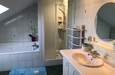 Bathroom of the Ô Relais des Gardes cottage in Bouvesse-Quirieu