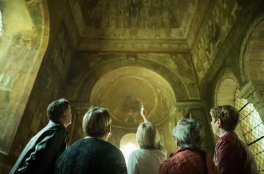 Bezoek de fresco's van de bovenste kapel