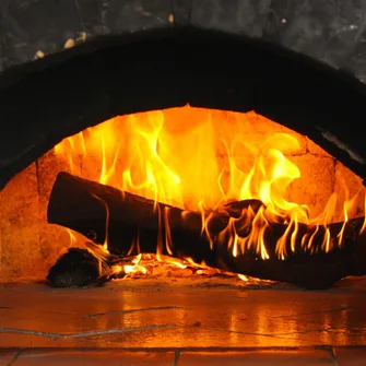 Vente de pizzas cuites au feu de bois