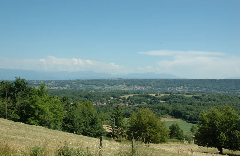 Panorama vanaf de oriëntatietafel van de Madonna à Four de Martenay in Sermérieu, gemeente Balcons du Dauphiné