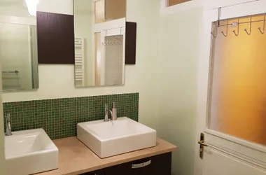 Bathroom - private rooms in Passins