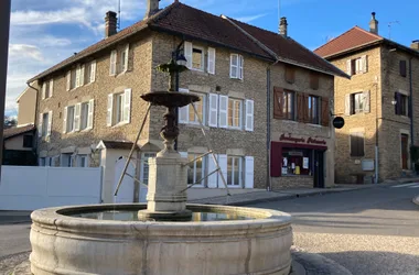 Fontaine de Saint-Marcel-Bel-Accueil, commune des Balcons du Dauphiné