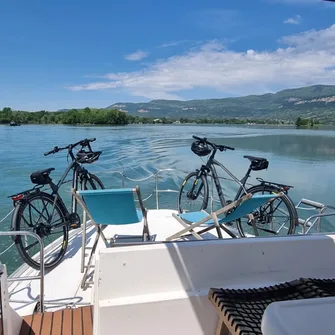 Découverte du Rhône en bateau-vélo, le long de ViaRhôna, depuis la Vallée Bleue