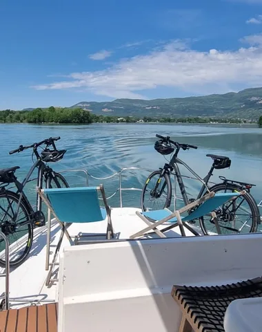 Découverte du Rhône en bateau-vélo, le long de ViaRhôna, depuis la Vallée Bleue
