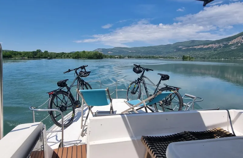 Découverte du Rhône en bateau-vélo, le long de ViaRhôna, depuis la Vallée Bleue