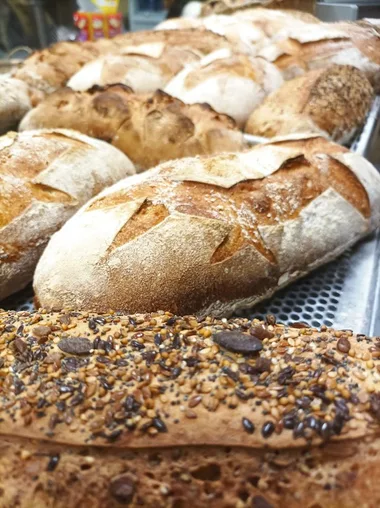 Vente et dégustation de pain maison au Marché Balmolan