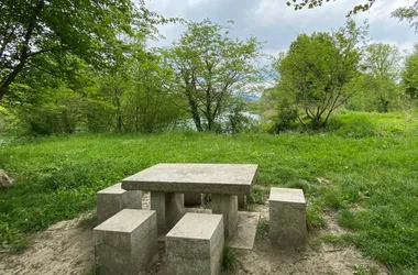 Picnic table on the banks of the Rhône and the surrounding path
