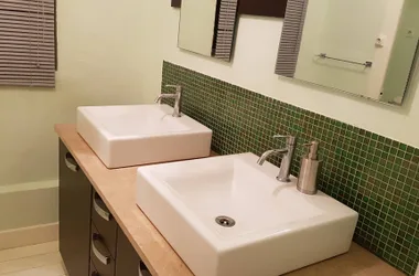 Bathroom - private rooms in Passins