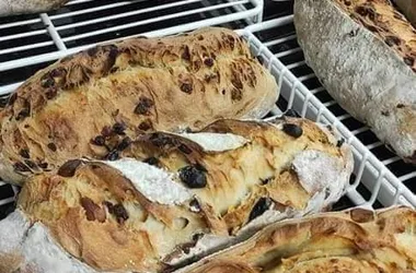Brood gebakken boven een houtvuur