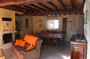 Living space of the O Relais des Gardes cottage in Bouvesse-Quirieu - on the banks of the ViaRhona