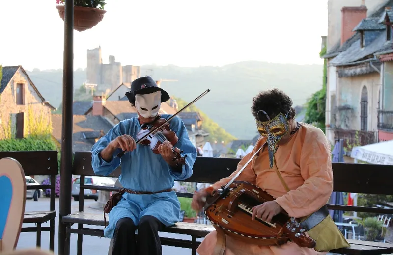 Guided night tour of Najac accompanied by musicians