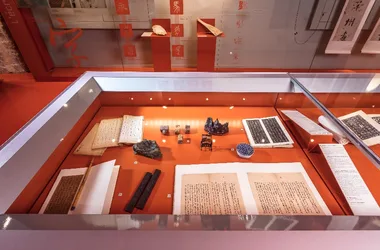 Museo Champollion: Las Escrituras del mundo / Foto (c) Paul-N. Dubuisson