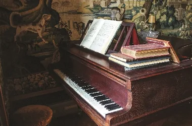 Detalle de piano gran salón CHATEAU DU BOSC TOULOUSE-LAUTREC