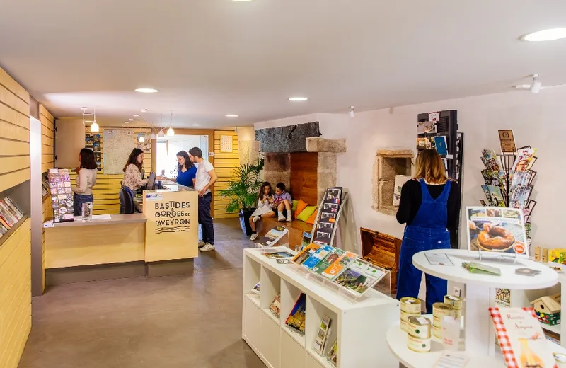 Office de Tourisme Ouest Aveyron - Bureau de Najac : l'accueil et l'espace boutique
