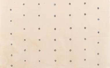 Hessie, Les Trous, Trous-Serie, 1973, (Ausschnitt). Blaue Fadenstickerei auf Perforationen auf Baumwollstoff, 166 x 85 cm.
