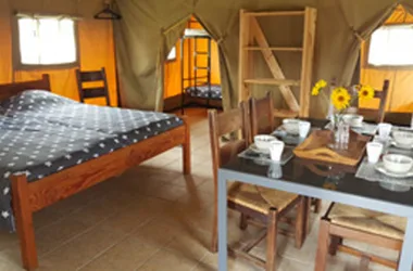 Puylagorge-interieur-tente-Safari