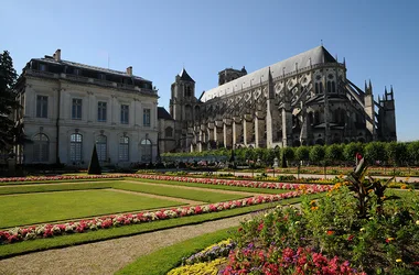 cathedrale-jardin-archeveche-bourges2