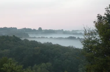 gîtes Domaine Le Haut Verger - vue sur la vallée de la Creuse avec brume matinale © Ester van Buuren 31-12-2030