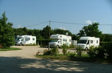 Aire de stationnement camping-car avec aire de services_5