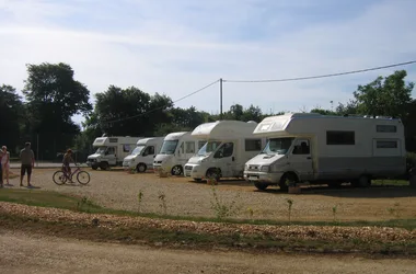 Aire de stationnement camping-car avec aire de services_3