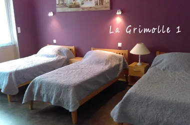Gîte de la Grimolle à Valence en Poitou_Chambre avec 3 lits de 90