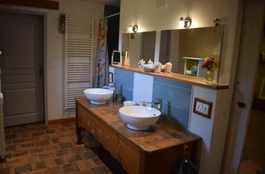 Salle de bains avec douche et WC - Chambre Hôte sous le Tilleul - ST MAURICE LA
