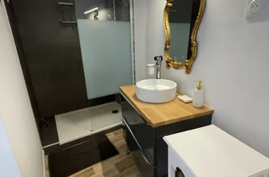 Salle de douche privative chambre blanche