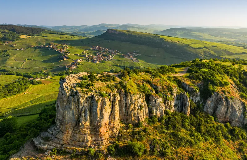 Lever de soleil et petit déjeuner au sommet de la roche de Solutré