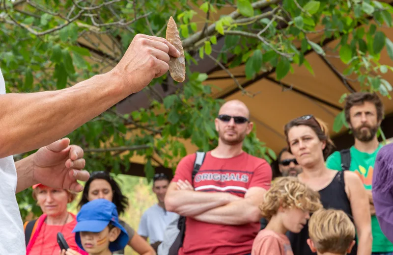 Paléo’ gestes : Tailler la pierre, de Neandertal à Sapiens