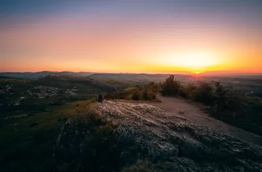 Lever de soleil et petit déjeuner au sommet de la roche de Solutré