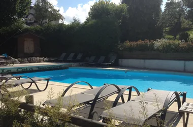 Tumbonas junto a la piscina del restaurante Piscine du u le Coin savoyard