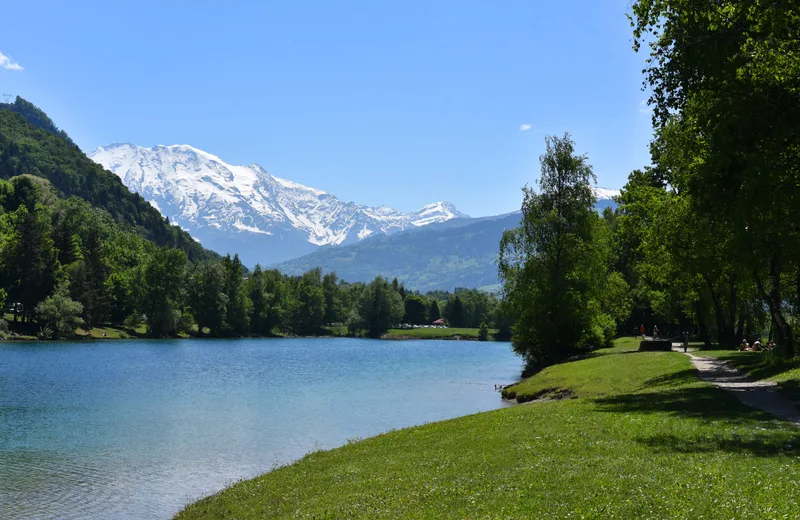 Lac de baignade Ilettes vue Mont Blanc