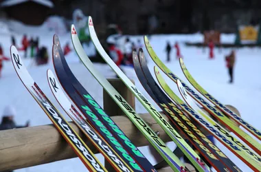 skis de fond entreposés