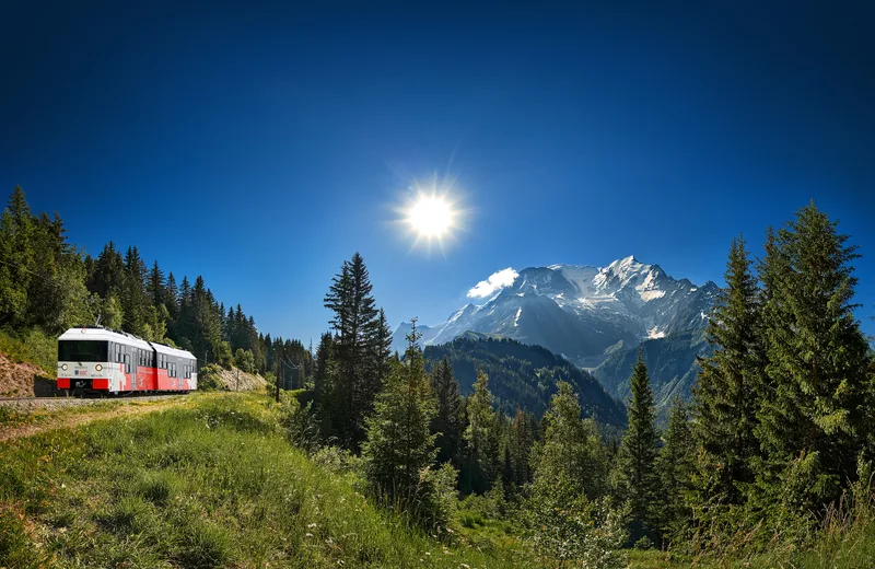 Tranvía de verano del Mont Blanc con vistas a la montaña