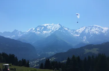 Vuele sobre St-Gervais frente al Monte Blanco con Itinér'Air Parapente