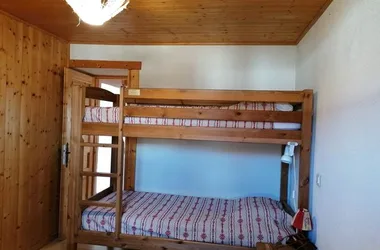 Bunk beds in bedroom 1