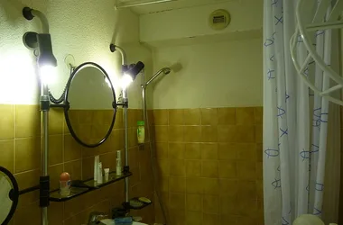 salle de bain avec baignoire et douchette