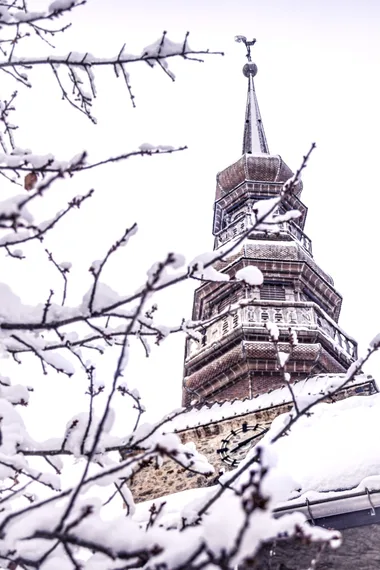 Iglesia bajo la nieve