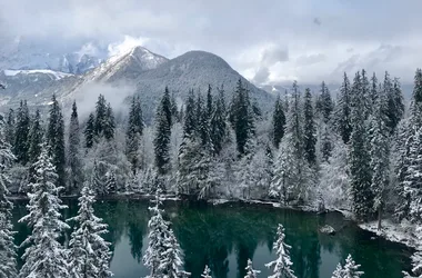 Lago verde en invierno