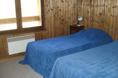Dormitorio con 2 camas simples