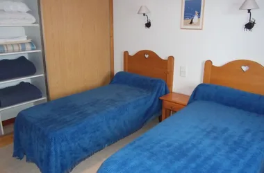 Dormitorio con 2 camas individuales arriba