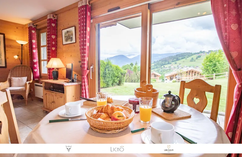 Espace repas avec accès à la terrasse et vue Mont-Blanc