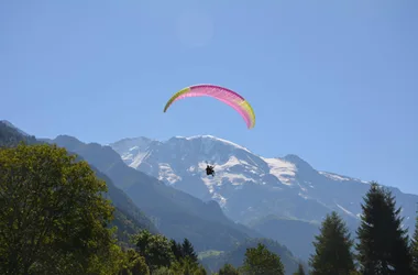 Vuele sobre St-Gervais frente al Monte Blanco con Itinér'Air Parapente
