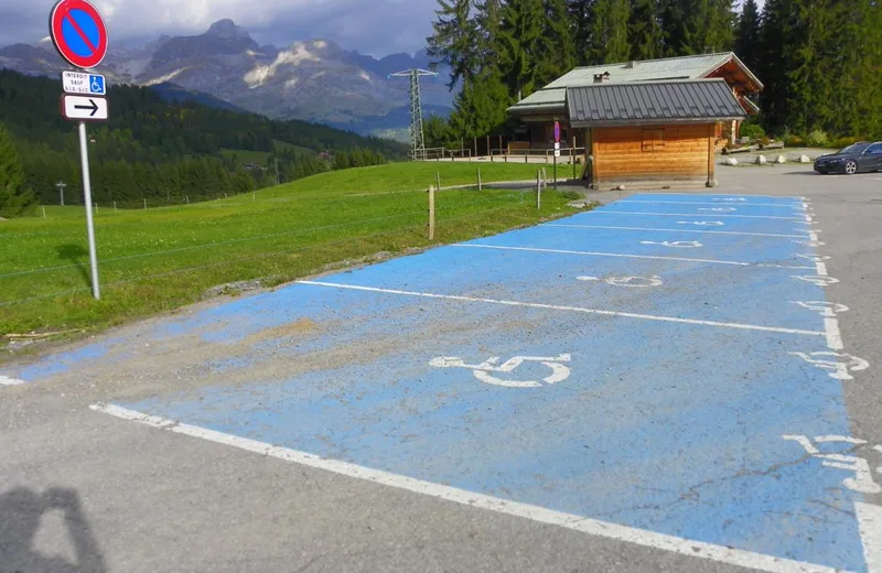 Places handicapées au parking de Cuchet en bord de pistes