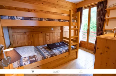 Chambre avec lits superposés et balcon