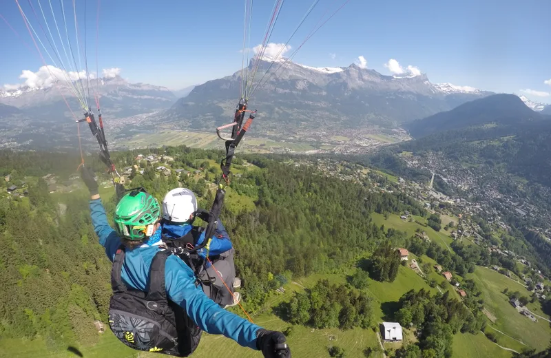 Fly over St-Gervais facing Mt-Blanc with Itinér'Air Parapente