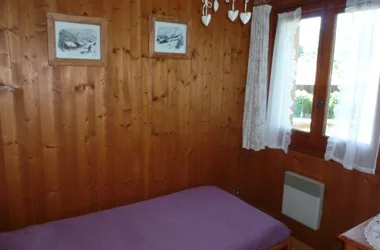 Petite chambre avec un lit simple