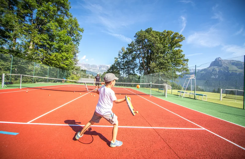 lección de tenis para niños